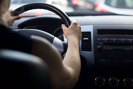 Mujer manejando un automóvil, de acuerdo a un estudio ellas manejan mejor