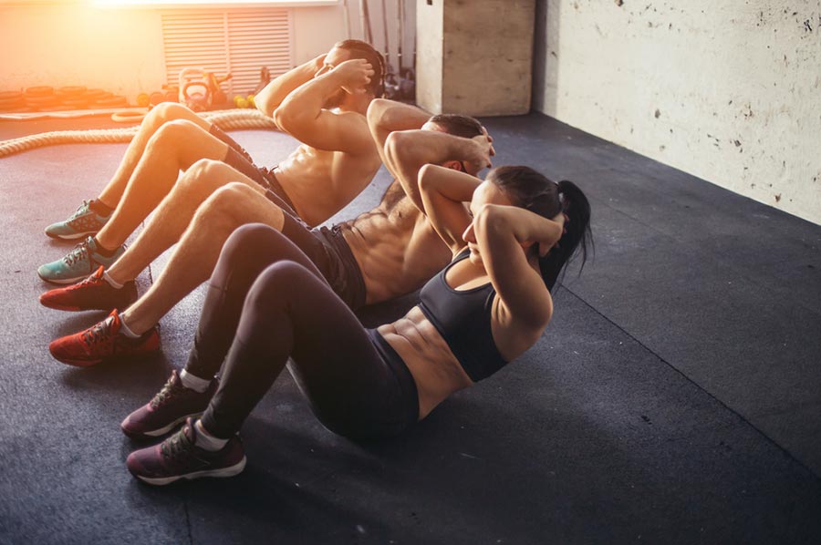 Abdominales: son muy efectivos para fortalecer los músculos del abdomen, en especial la zona media, y para quemar grasa.