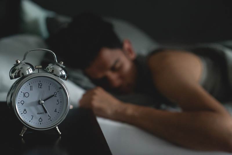 Deja el celular, la tele y cualquier aparato, al menos, una hora antes de ir a la cama