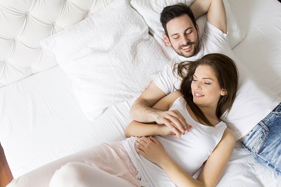 Pareja compartiendo el espacio en una habitación