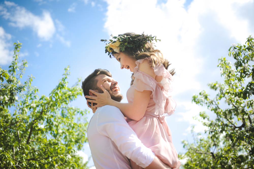 Hombre Romántico. Ellas quieren a alguien que las cuide, detallista, de buen trato, que recuerde fechas importantes y las haga sentir especiales