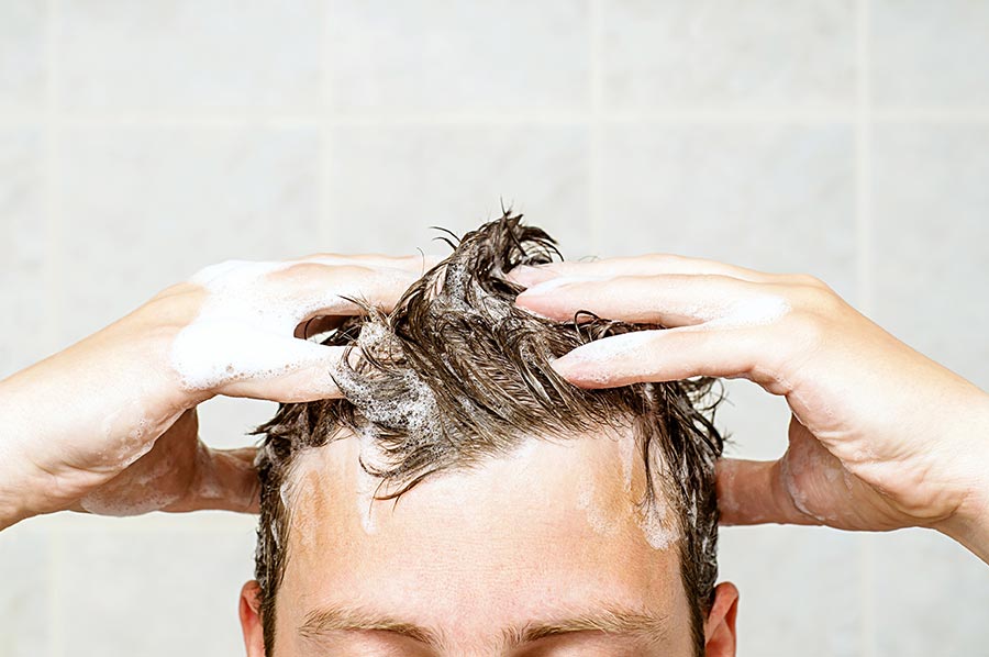 No exageres con las lavadas: Contrario a lo que puedas pensar, no es necesario lavar tu cabello todos los días