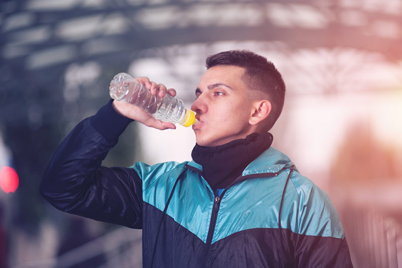  Beber suficiente agua a diario